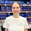 PTA-Patenschaft: „Das ist schon knackig“ Foto: Die PTA-Auszubildende Lilli Bretsch in der Jahreszeiten-Apotheke in Münster