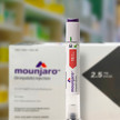 Mounjaro: Rezeptfälscher nutzen Feiertagstrubel Foto: Stehender Mounjaro-15-mg-Pen, Packung im Hintergrund
