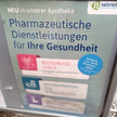 pDL: Erstmals Stagnation in Apotheken Plakat vor Apotheke mit Werbung für pDL