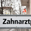 Ab Oktober: Vom Zahnarzt nur Freitextverordnung Schild einer Zahnarztpraxis. im Hintergrund erkennt man verschwommen ein Apotheken-A