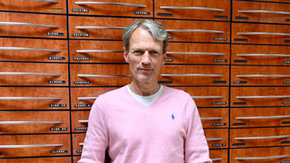 Apotheker: Aufklärvideos gegen Holland-Versender Apotheker Andreas Binninger vor einem Generalalphabet.