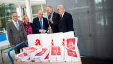 ABDA uebergabeunterschriften05 domma Apothekenlisten im Bundestag übergeben