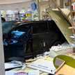 Auto kracht in Apotheke: „Hat ausgeschaut wie Amokfahrt“ Schäden nachdem ein Auto in die Römer-Apotheke Rosenheim gefahren ist