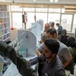 Iran: Drogerie statt Pharmazie, Apotheker gekündigt Menschen in einer Apotheke in Teheran holen ihre Medikamente