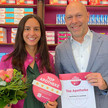 „Top Apotheke“: Gesund.de vergibt jetzt Gütesiegel Peter Schreiner überreicht das Gütesiegel an Apothekenleiterin Eva Etzel.