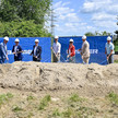 Sanacorp erweitert Offenburg Foto: Neun Personen beim Spatenstich der Sanacorp-Erweiterung in Offenburg