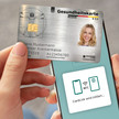 CardLink 2.0: Keine SMS, keine Kosten? Frau hält ihre eGK für das CardLink-Verfahren an ihr Handy