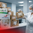Plan B: Apotheken kontrollieren Versenderpakete Montage zeigt Frau im Labor, die ausgelaufene Pakete von Versendern inspiziert