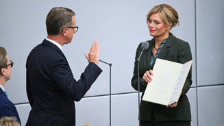 Linnemann als Gesundheitsminister vereidigt Carsten Linnemann und Julia Klöckner bei der Vereidigung im Bundestag