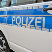 Krimineller jagt Inhaberin mit Messer Ein Polizeibus ganz nah. Mehr dazu im Artikel.