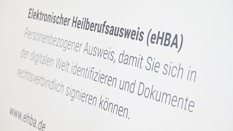 eHBA: Jetzt tauschen, sonst droht Sperrung ab Juli Foto: Schriftzug zum eHBA auf der DMEA 2024