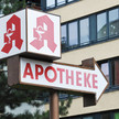Weg zur Apotheke: Oft länger als zum Supermarkt oder Arzt Symbolbild: Schild Apotheke
