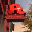 SZ: „Gut, dass es Apothekerinnen und Apotheker gibt“ Apotheken-A mit Notdienst-Hinweis