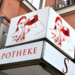 Urteil: Keine Rezeptgutscheine für deutsche Apotheken Schriftzug der ehemaligen Spielberger-Apotheke in Berlin-Spandau