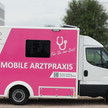 Mobile Arztpraxen beliebt – aber nicht kostendeckend mobile Praxis der KV Rheinland-Pfalz, ähnlich einem Rettungswagen, aber in Pink mit der Aufschrift "mobile Arztpraxis"