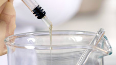 Dronabinolspritze Becherglas Cannabis in der Apotheke