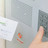Hitze: Apotheke sperrt Abholfächer Jemand tippt einen Code in ein Apotheken-Abholfach.