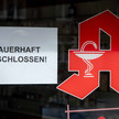 Schließungswelle setzt sich fort Ein Schild, das über die Schließung einer Apotheke informiert.
