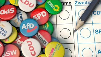 Rheinland-Pfalz: CDU liegt vorn Foto: Buttons unterschiedlicher deutscher Parteien auf einem Wahlschein