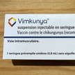 Engpass: Vimkunya kommt mit französischer Beschriftung Foto: Eine Umverpackung des Impfstoffs Vimkunya mit französischer Aufschrift