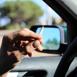 Cannabiskonsum: „24 Stunden Verzicht auf Autofahren“ Foto: Eine Hand, die einen Joint hält im Auto.