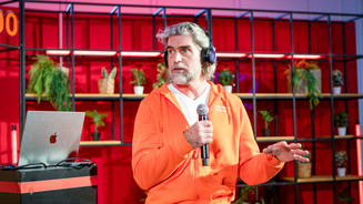 Glagau: „Eine Erlebnisapotheke fände ich supergeil“ Nils Glagau bei der Apothekentour