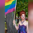 Zum CSD: Dragqueen im Apotheken-Schaufenster Zum CSD: Dragqueen im Apotheken-Schaufenster