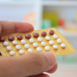 9,7 Millionen Dollar: USA wollen Verhütungsmittel verbrennen Foto: Eine Person hält einen typischen Pillen-Blister in der Hand.