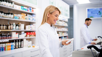 WKZ in der Sichtwahl: „Keinen Platz verschenken“ Foto: Zwei Personen im Kittel stehen am HV in der Apotheke