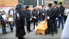 Zyto-Pfusch: Sarg vor Apotheke Zyto-Pfusch: Sarg vor Apotheke