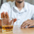 Medikamente und Alkohol: Keine gute Kombi Foto: Eine Person lehnt ein Glas Alkohol / einen Drink ab.