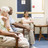 Spargesetz: Länder wollen Ärzte retten Symbolbild: Das Foto zeigt fünf Patientinnen und Patienten, die in einem Wartezimmer sitzen.