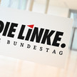 Linke will höheren Beitragsdeckel Schild Die Linke im Bundestag