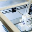 Klinikapotheke: Kautabletten für Kinder aus dem 3D-Drucker Ein 3D-Drucker von oben fotografiert
