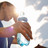 „Politbarometer“: Mehrheit hält Hitzeschutz für unzureichend Foto: Eine Frau mit Wasserflasche in der Hand wischt sich den Schweiß von der Stirn.