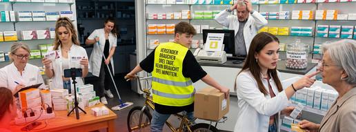 Nach Minijob-Aus: Schüler kapern Apotheke Montage der verschiedenen Hilfsjobs in der Apotheke ausgeführt durch Schüler:innen