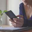Mobil Krankenkasse startet TI-Messenger Person hält ihr Handy in der Hand