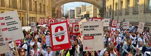 Apothekenprotest: Knapp 25.000 auf der Straße Protestzug in Berlin am BMG