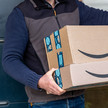 Amazon: Bermuda-Dreieck der Versorgung Foto: Ein Amazon-Packetbote klingelt an einer Haustür