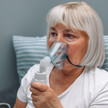 DAK: Retax über Vernebler für untere Atemwege Symbolbild: Frau wendet einen Vernebler an