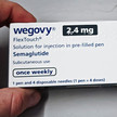 Neue Indikation für Wegovy Foto: Eine Person hält eine Umverpackung von Wegovy 2,4mg.
