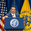 Uneins mit Kennedy Jr.: FDA-Chef tritt ab Marty Markary spricht am Pult des U.S. Department of Health and Human Services in Washington