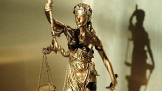 Drei Jahre Haft für Darknet-Apotheker Statue einer Justitia