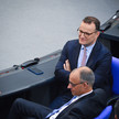 Masken-Deals: Spahn wehrt sich gegen „bösartige Vorwürfe“ Jens Spahn 2025 im Bundestag sitzend, locker im Gespräch mit Friedrich Merz