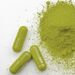 Kratom: FDA geht gegen illegale Vermarktung vor Foto: Kratompulver und -Kapseln auf weißem Untergrund.