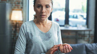 Wechseljahre: Lynkuet ab 1. April verfügbar Foto: Eine weibliche Person mit sichtbaren Schweißflecken auf der Kleidung