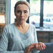 Wechseljahre: Thema fällt immer noch schwer Frau im mittleren Alter, die schwitzt