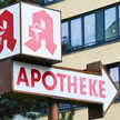 Fehlendes Fixum: „Vertrauen wird verspielt“ Apotheken-A mit einem Wegweiser-Pfeil in Richtung Apotheke darunter