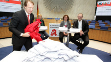 Preis Unterschriften avnr 110.000 Unterschriften gegen die Kassen