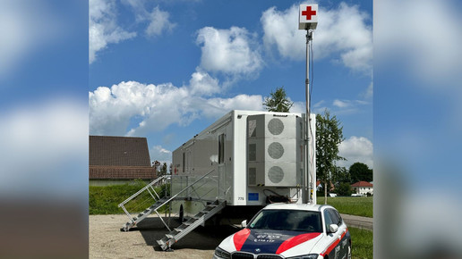 KVB-Bereitschaftsdienstauto und eine mobile medizinische Versorgungseinheit, die vorübergehend in Babenhausen als Bereitschaftspraxis fungiert.